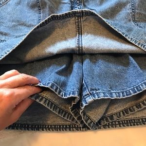 213).Liz Claiborne. Jean skirt w shorts underneath